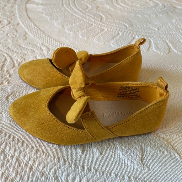 Toddler size 6 shoes - Picture 2 of 6